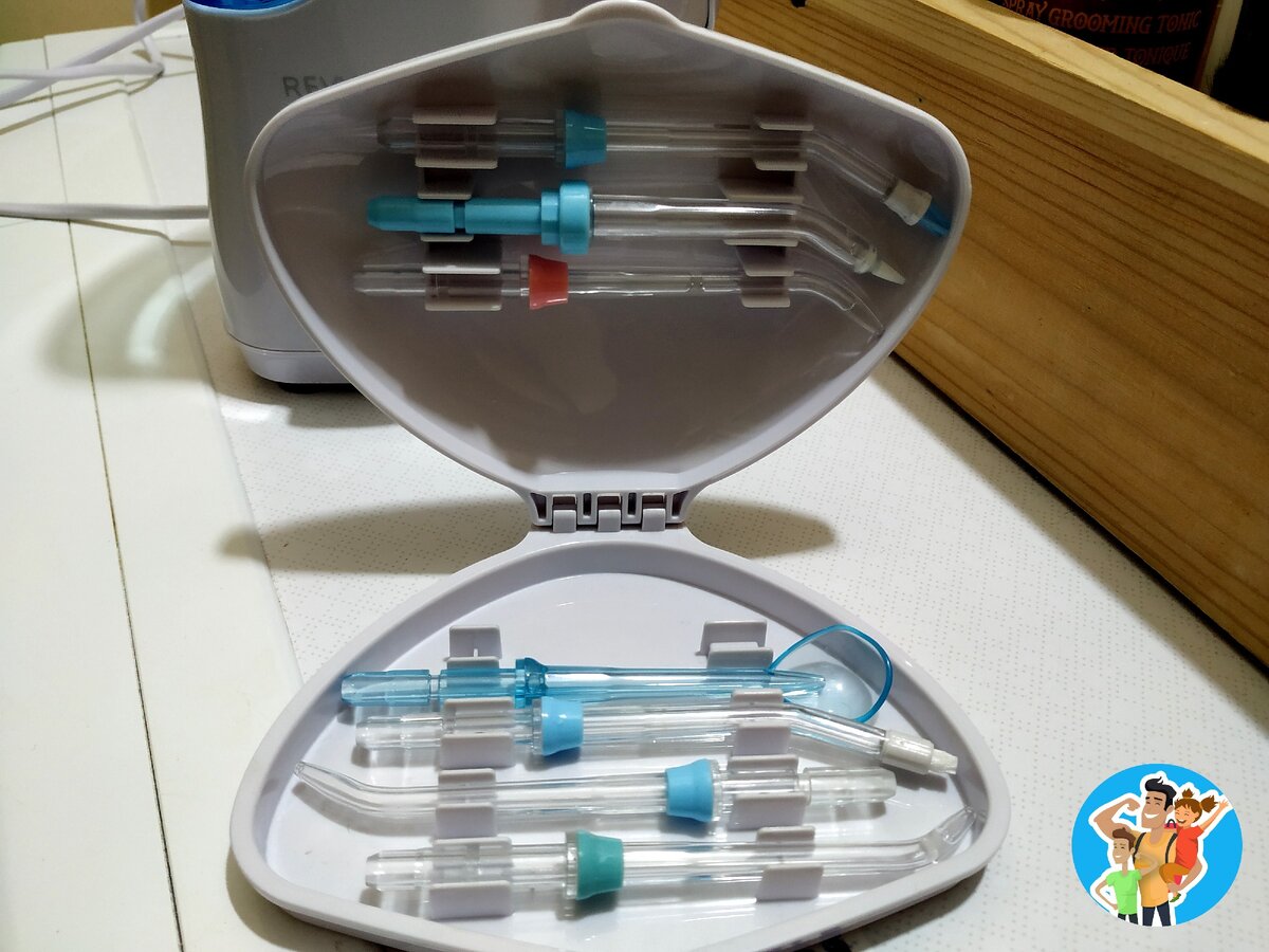 Очень удобно что насадки всегда находятся вместе с устройством, крышка кейс говорит о том что производитель подумал о потребителе.