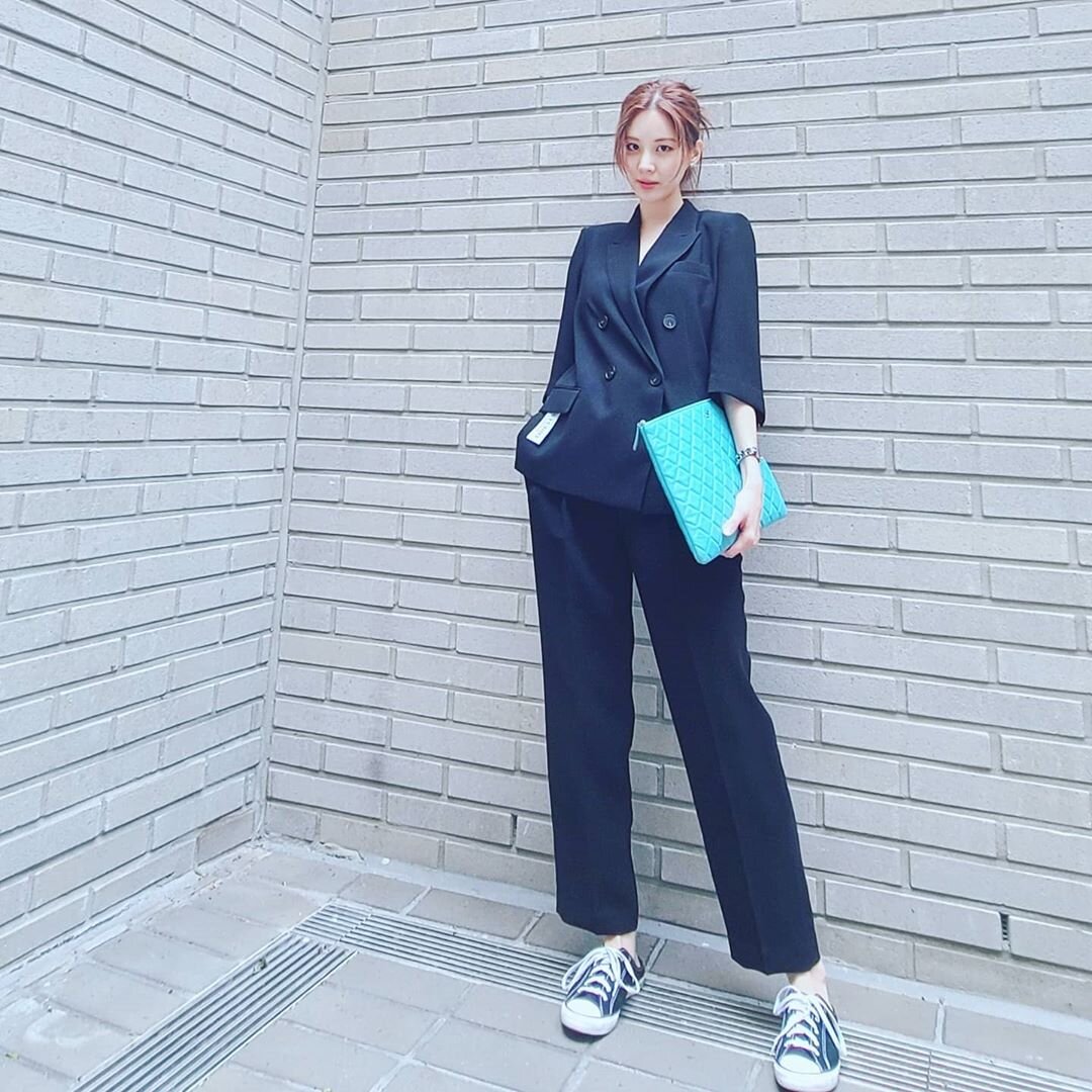 Сохён из Girls' Generation в костюме на голое тело. Интересный способ ношения костюма, что также актуально уже много сезонов. Бирюзовый клатч также интересно дополняет костюм.