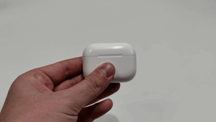 Вынимаем Apple AirPods Pro