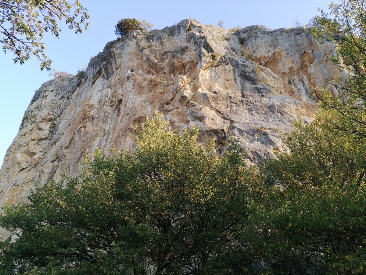 Скала Красный Камень