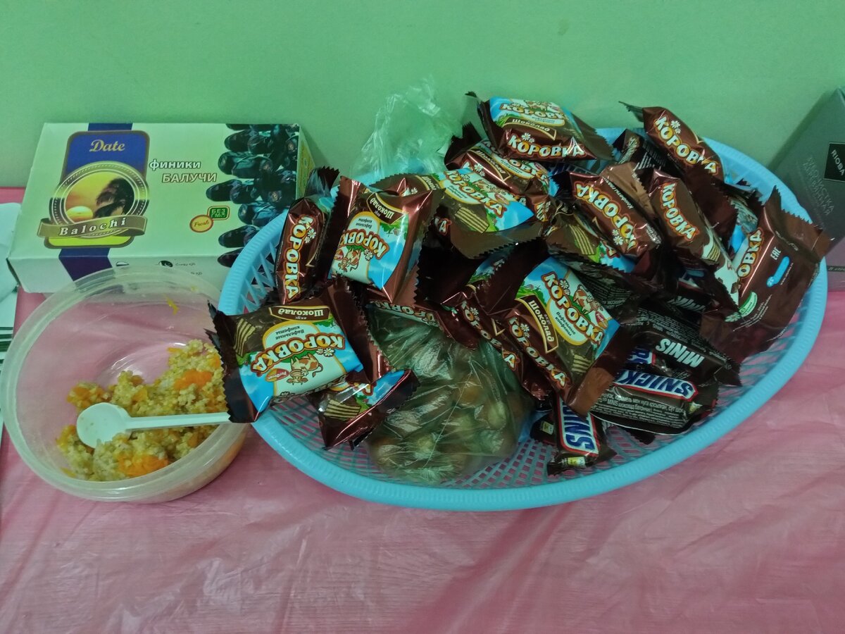 Это офисная кухня. Угадайте, что из сладкого ела Оля? Финики? Коровку? Сникерсы? Правильно, кашу с тыквой. 