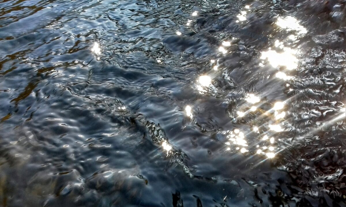 Это тот же водоём, только метра три ниже по течению. Вода преодолевает препятствие и мы видим только волны и блики солнца на них. Так же и в нашей жизни, когда мы находим преграды и начинаем их штурмовать, то зачастую производим больше шума и лишних движений. Состояние во время преодоления препятствия. 