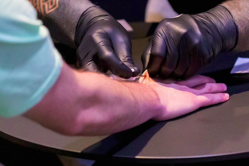 Чипирование руки NFC чипом. Решились бы на такое?
"Biohax implants NFC Chips to Attendees of Digital X in Cologne" by verchmarco is licensed under CC BY 2.0 