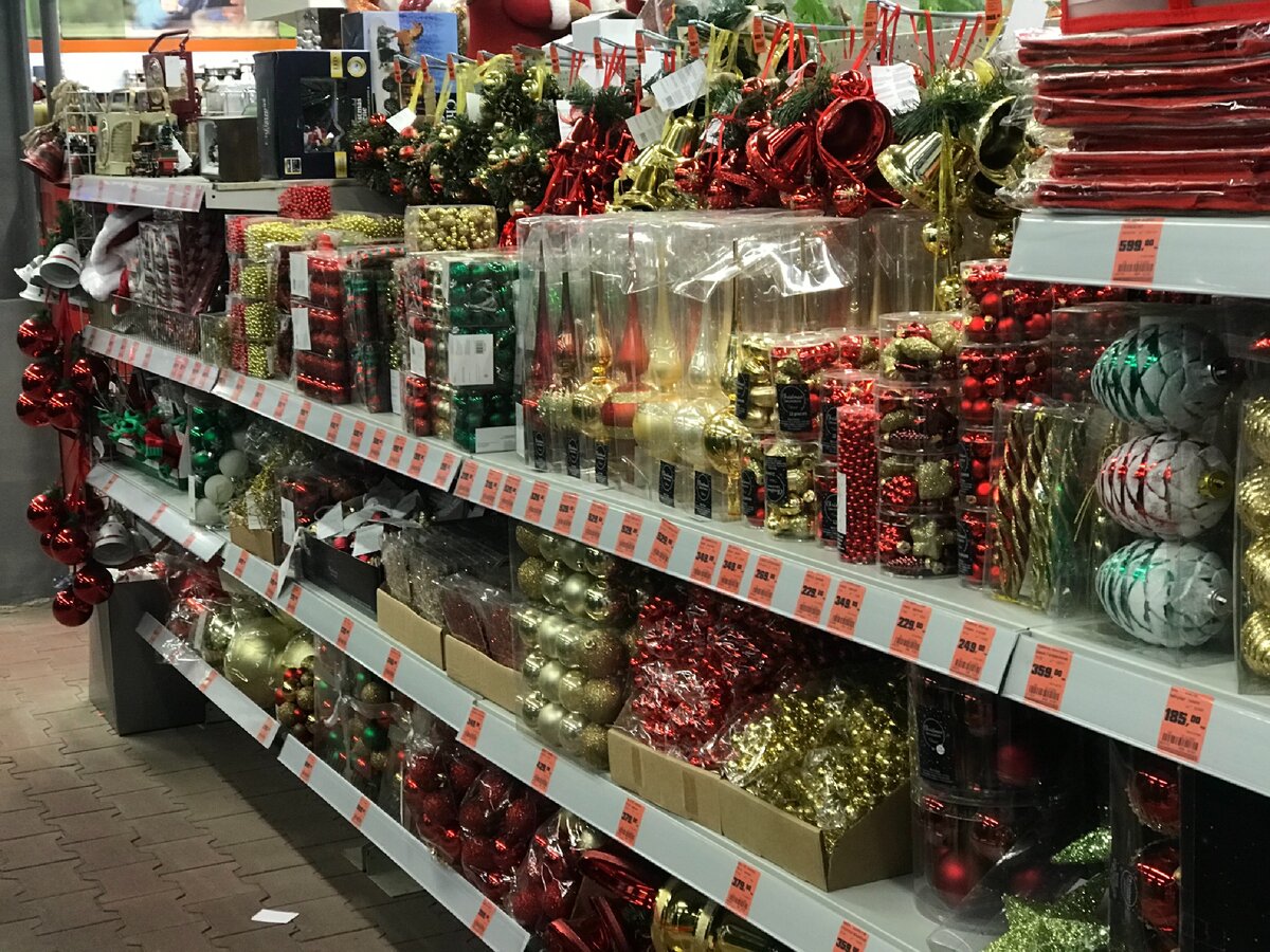 Новогодние товары в магазине OBI.