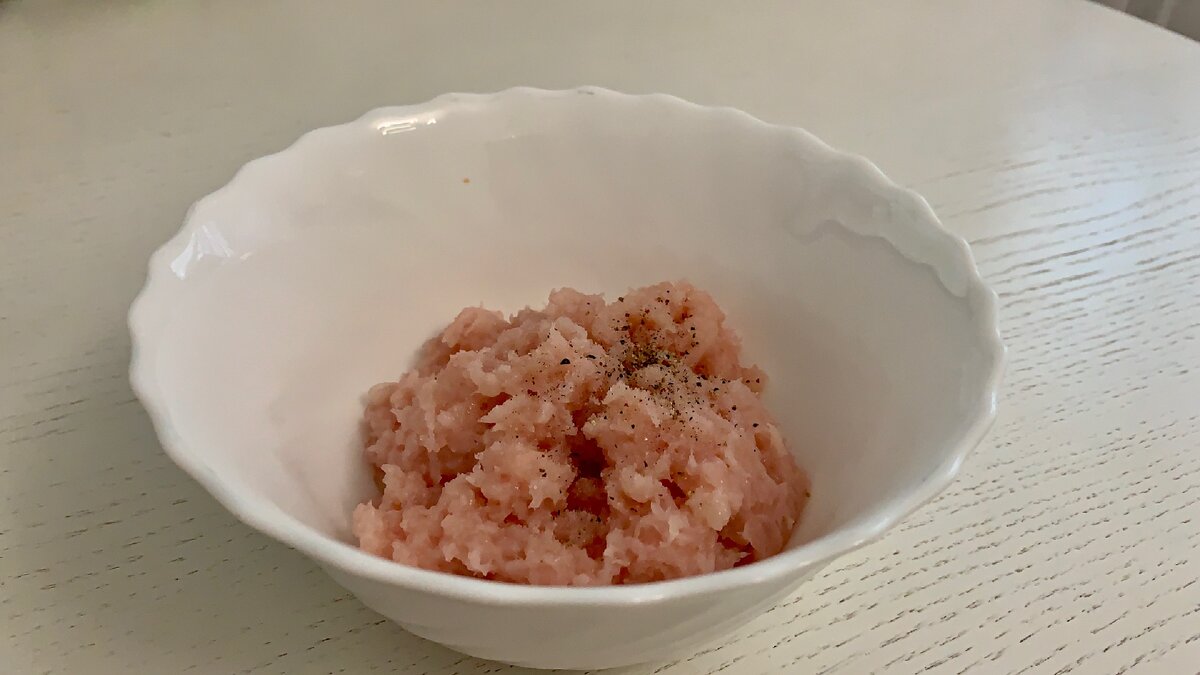 Из одного куриного филе получилось пять вкуснейших котлеток по-киевски среднего  размера. 