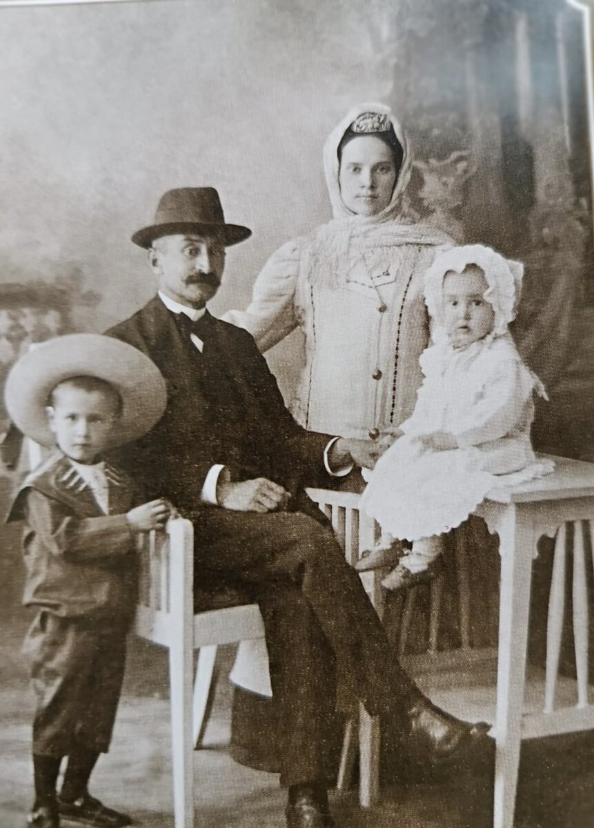 Фатих Карими с семьей. Из книги: Фатих Карими. Научно-биографический сборник. Казань: Рухият, 2000. 