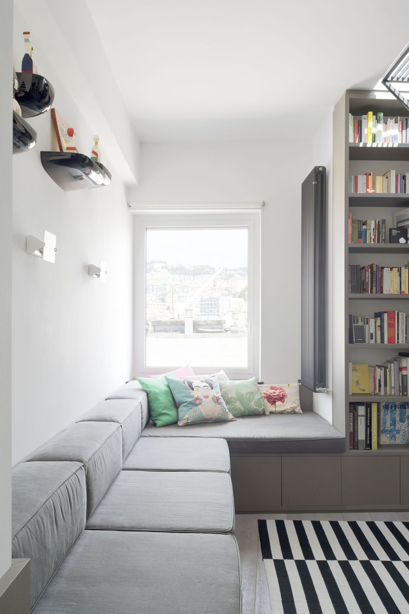 К блоку прилегает небольшая платформа, которая служит диванчиком для гостиной