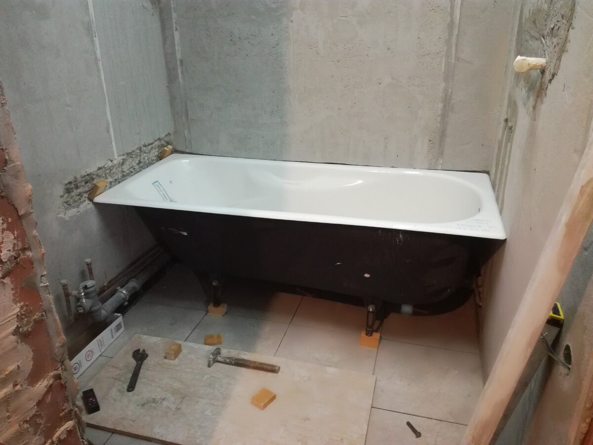 Слева вдолбили, спереди вдолбили, справа нет...