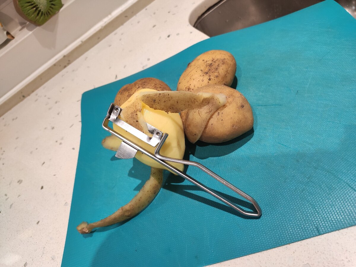 Гениальный гаджет всех времён и народов. Острие сбоку специально предусмотрено для быстрого и меткого удаления нездоровых мест у оформляемого фрукта-овоща.