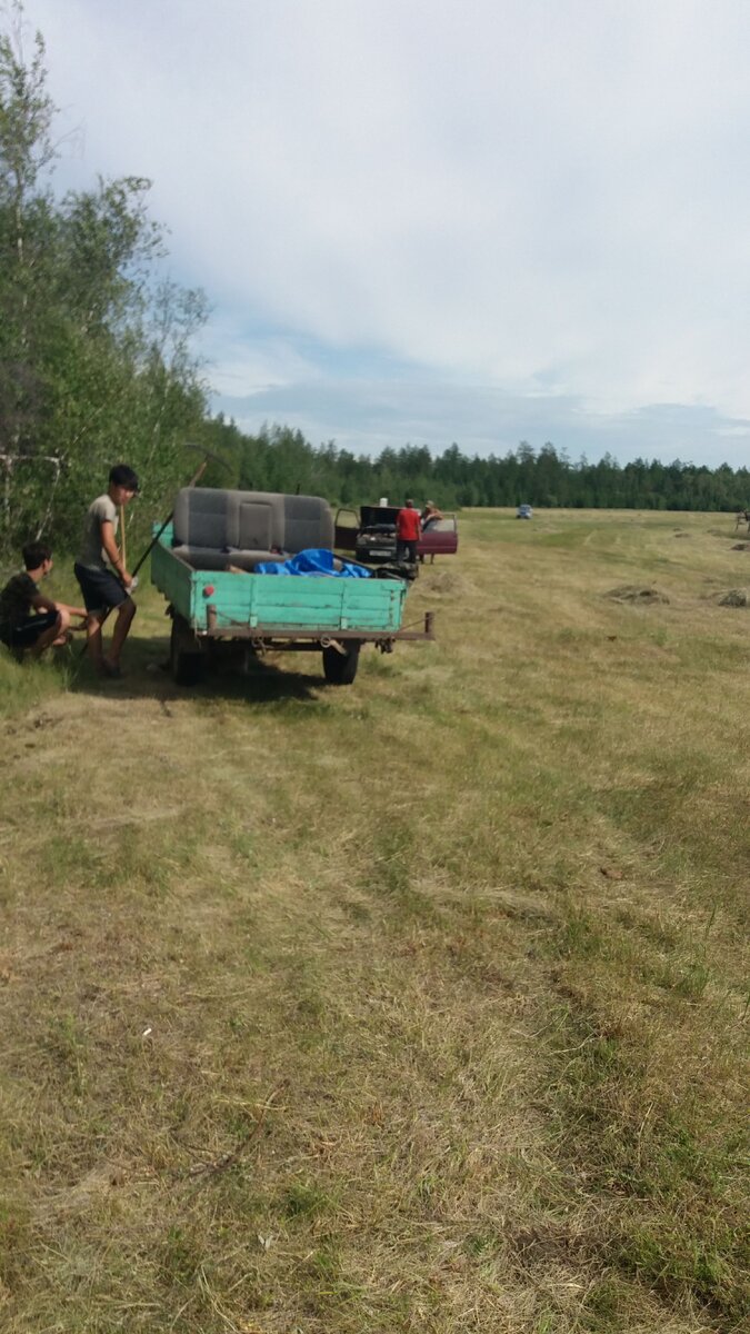 Асаас уже докашивают. Далее задача - собрать сено в стога. 