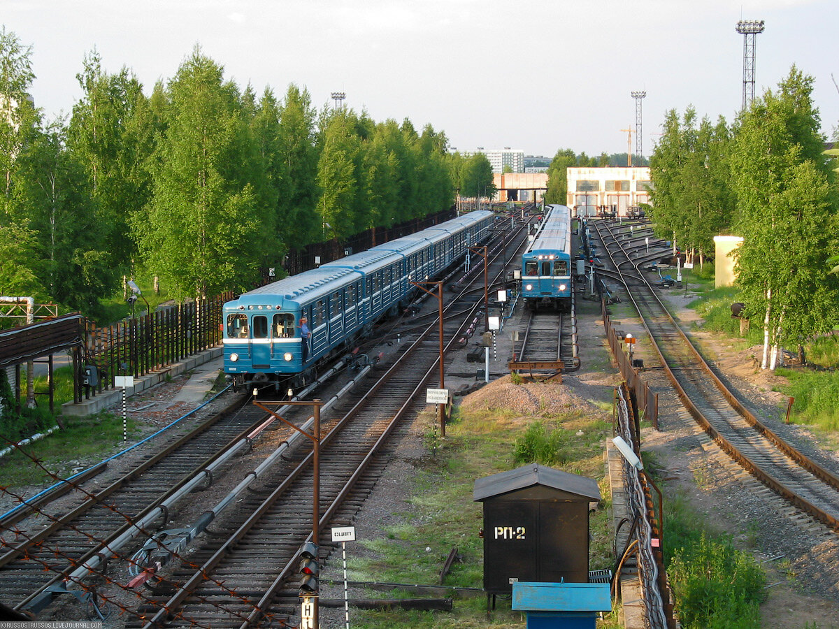 1. Первая серия  фотографий была снята в 2004 году. Это вид на электродепо «Северное».  Справа еще виден не разобранный гейт с жд.