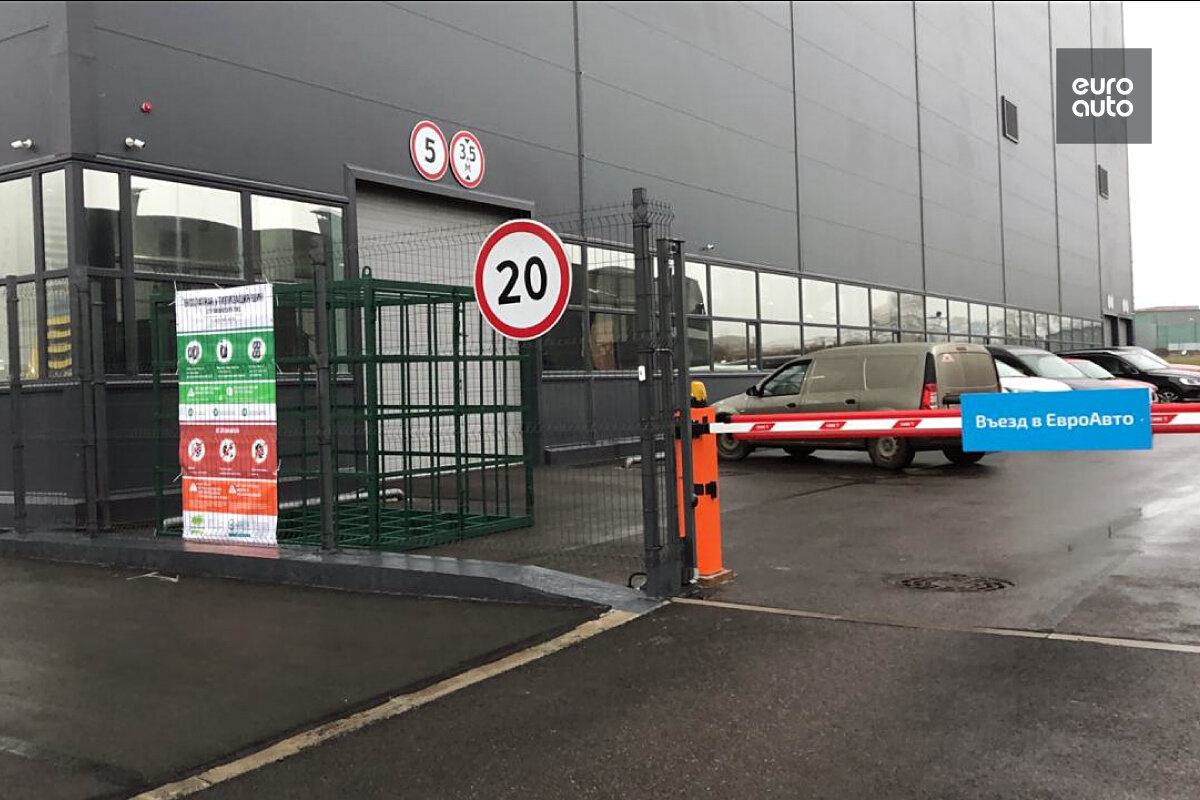 При въезде в ЕвроАвто вас будет ждать пункт приёма шин
