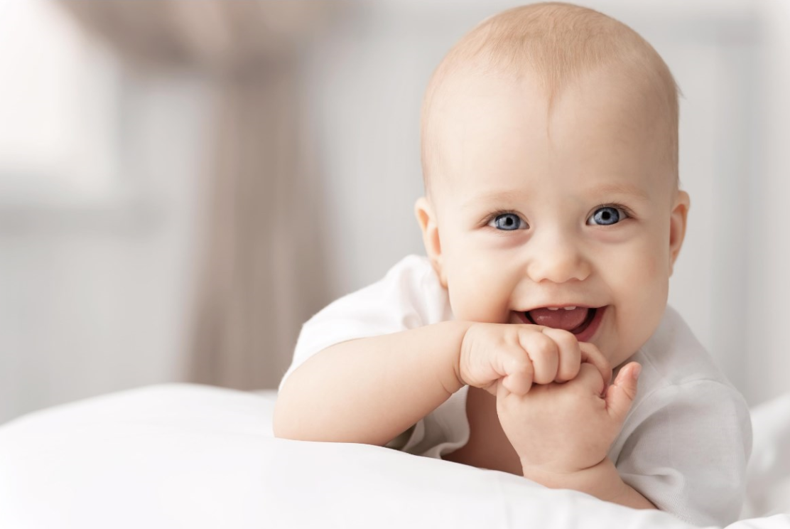 
НАЧНЁМ 👇

👉У детей есть орган, который практически исчезает у взрослого человека.
Это вилочковая железа, другое ее название - тимус. От ее работы зависит уровень иммунитета.
У детей тимус активен, а после подросткового возраста работа желёз идёт на спад, орган сокращается в размерах.

👉У маленьких детей пухлые щечки, чтобы было удобнее пить грудное молоко.
Приятная округлость обусловлена комочками Биша. Благодаря им ребёнок не прикусывает себе щеку при сосании. Они же помогают сделать движения более плавными.

👉Дети способны замучать своей активностью взрослого.
Ребёнок переносит физические нагрузки лучше, чем профессиональный спортсмен.

Наверное, каждая Мама поражалась тому, сколько могут бегать и играть дети. Но с годами выносливость снижается😃