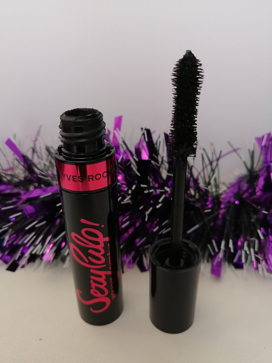 Тушь для ресниц Sexy Pulp Yves Rocher, сейчас у меня такая, тоже досталась в подарок. 