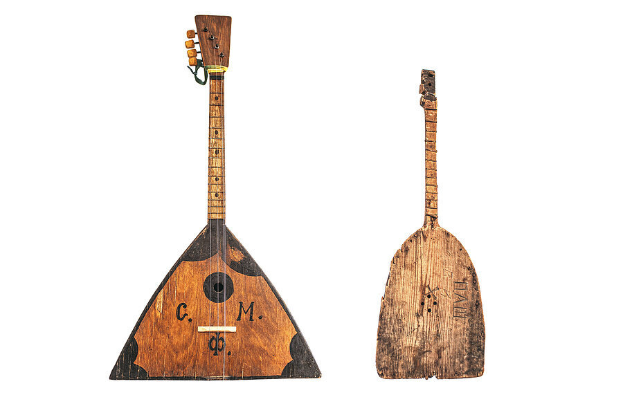 балалайка, 3 струны. балалаечная группа инструменты. балалайка прима секунда альт бас контрабас. балалайка струнные щипковые. балалайка струнный щипковый инструмент.