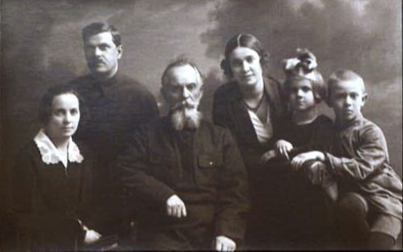 Родные классика, в том числе дед. 1928 год. Источник: wikipedia.org