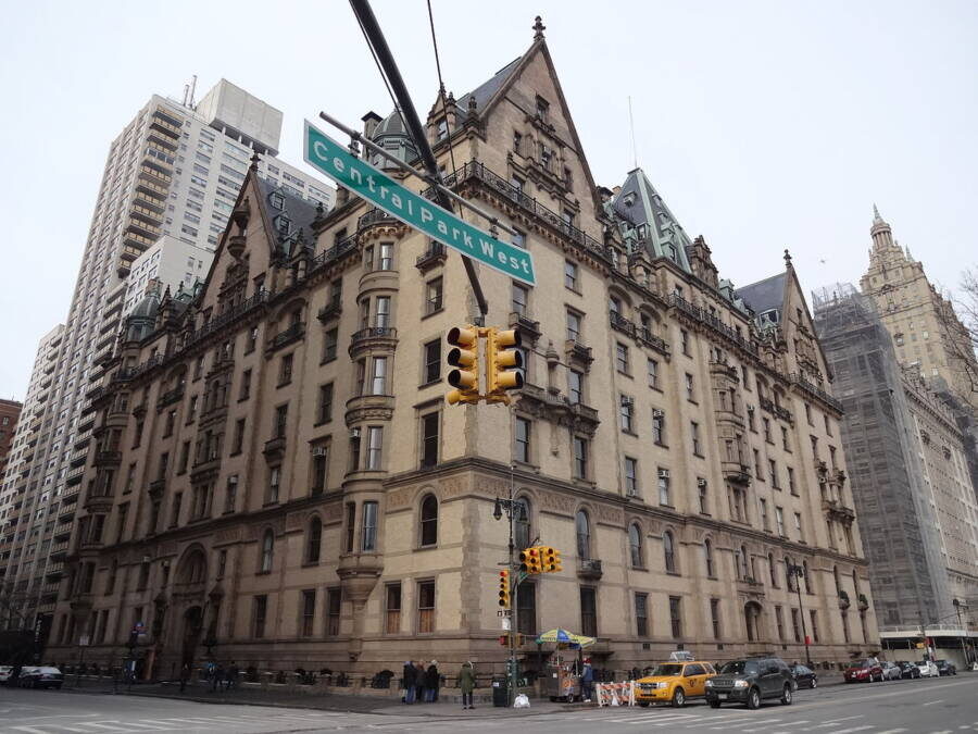 The Dakota в 2013 году. Джон Леннон жил в этом здании и умер недалеко от него. / Wikimedia Commons