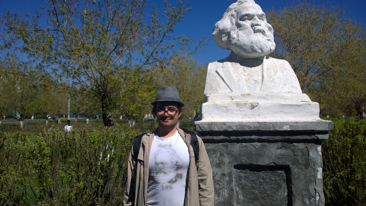 Это я с бюстом Карла Маркса в небольшом рабочем городке на Урале. Кстати, это редкое место, где сохранился такой монумент.