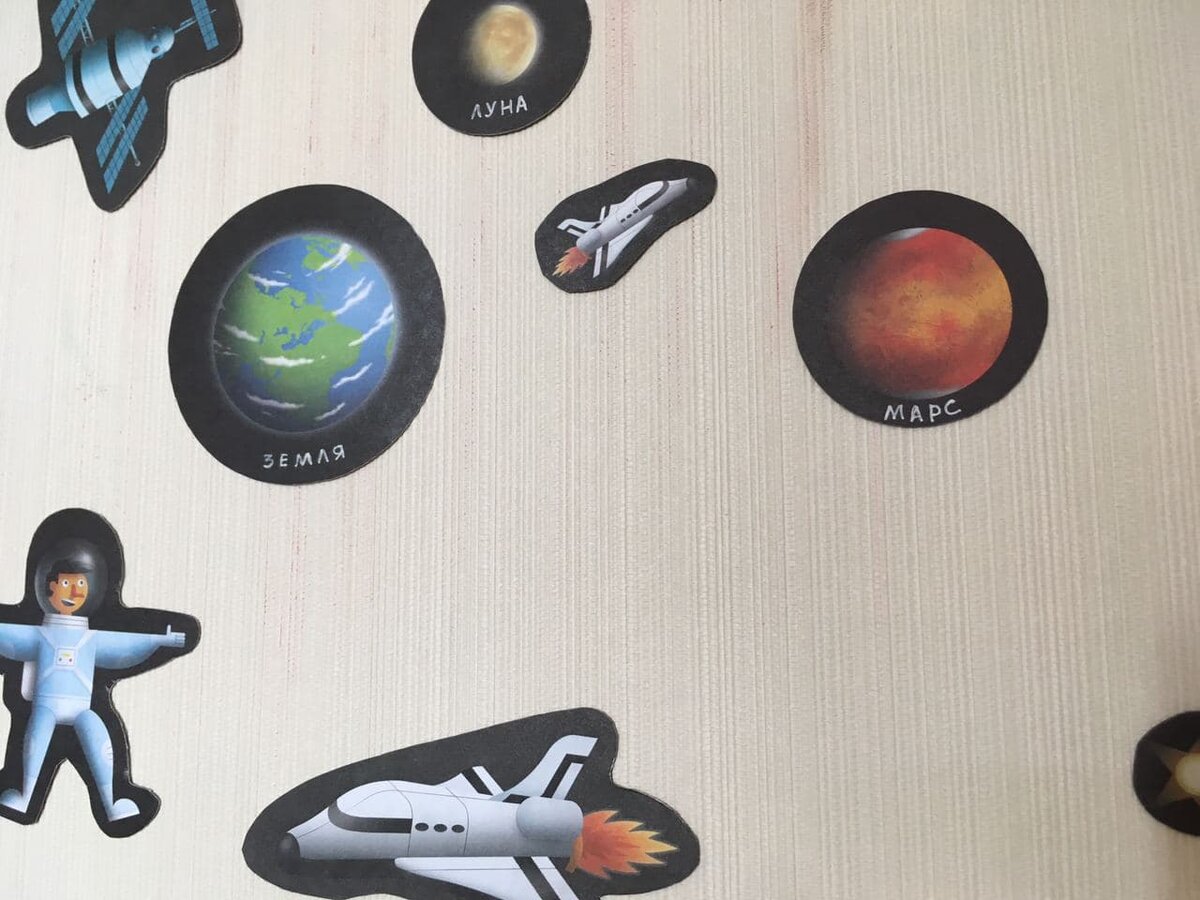 Разводы на стене — следы от пластилина, они ничем не оттираются, пластилин въелся в фактурные обои.