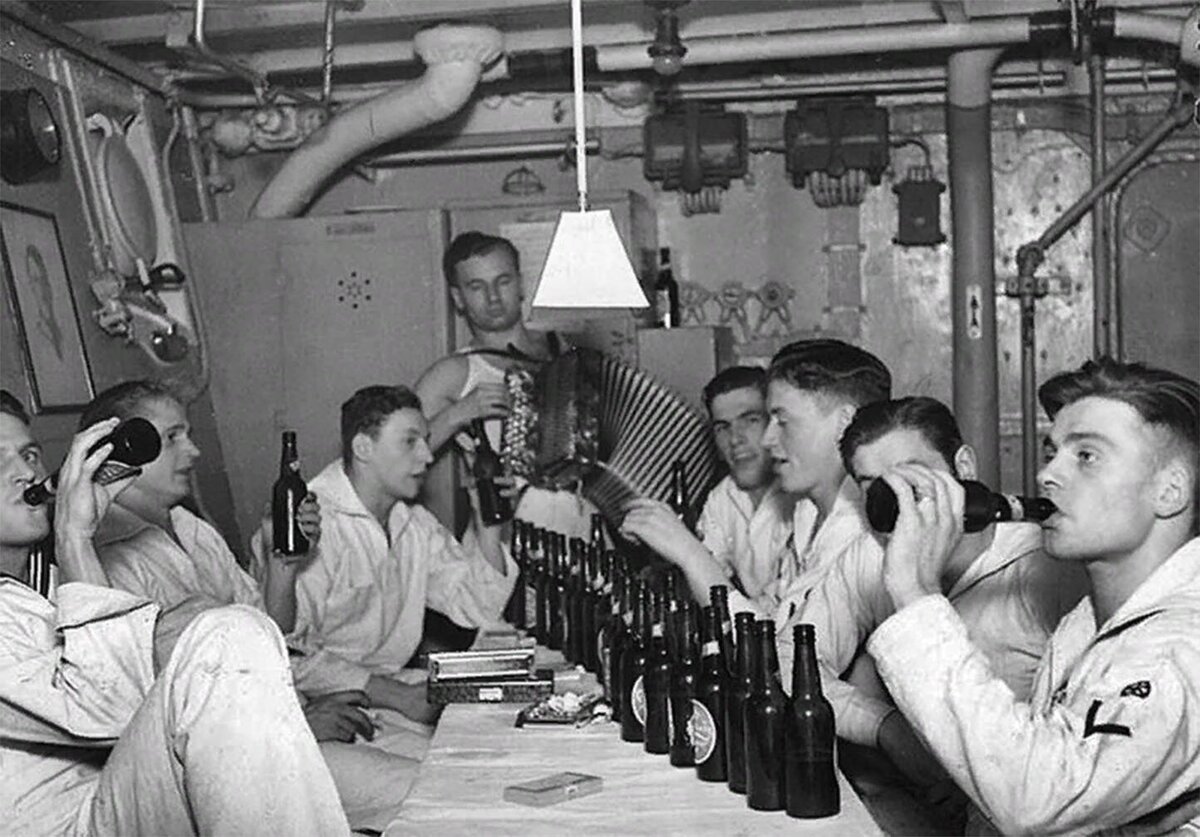 солдаты Кригсмарине пьют пивасик, на этикетке бутылочки №4 предположительно виден завиток Карлсберг