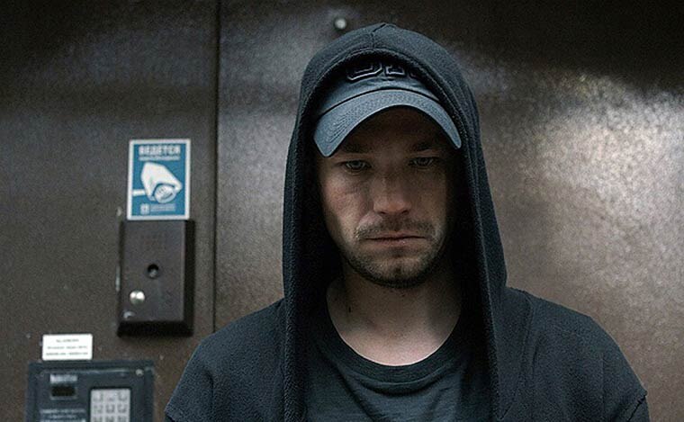 «Звоните ДиКаприо» — один из самых популярных российских сериалов 2018-2019 года. 
Кинозвезда Егор Румянцев находится на пике популярности. Его любят и узнает на улице зрители, приглашают в сериалы лучшие режиссеры. Постепенно актер становится жертвой звездной болезни и совершенно перестает считаться с другими людьми. Эгоизм героя приводит к серьезным конфликтам с близкими родственниками и осложнению и без того непростых отношений с братом, живущим с семьей на скромную зарплату и завидующим славе и богатству Егора.Все резко меняется, когда у Егора диагностируют ВИЧ. Коварная болезнь становится тестом на человечность и порядочность не только для актера, но и для всех окружающих. Многие герои раскрываются с самой неожиданной стороны.