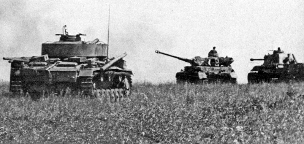Июль 1943 года, сразу три немецких средних танка в кадре: Pz.Kpfw.III, который с конвейера уходил, Pz.Kpfw.IV, который никуда не ушел, и Pz.Kpfw.Panther, который так и не смог полностью заменить Pz.Kpfw.IV.