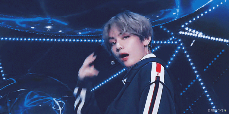 Taehyung из группы BTS всегда выделялся среди остальных участников группы своей неординарностью и одна из его цитат: "Не позволяй своей мечте быть просто мечтой"