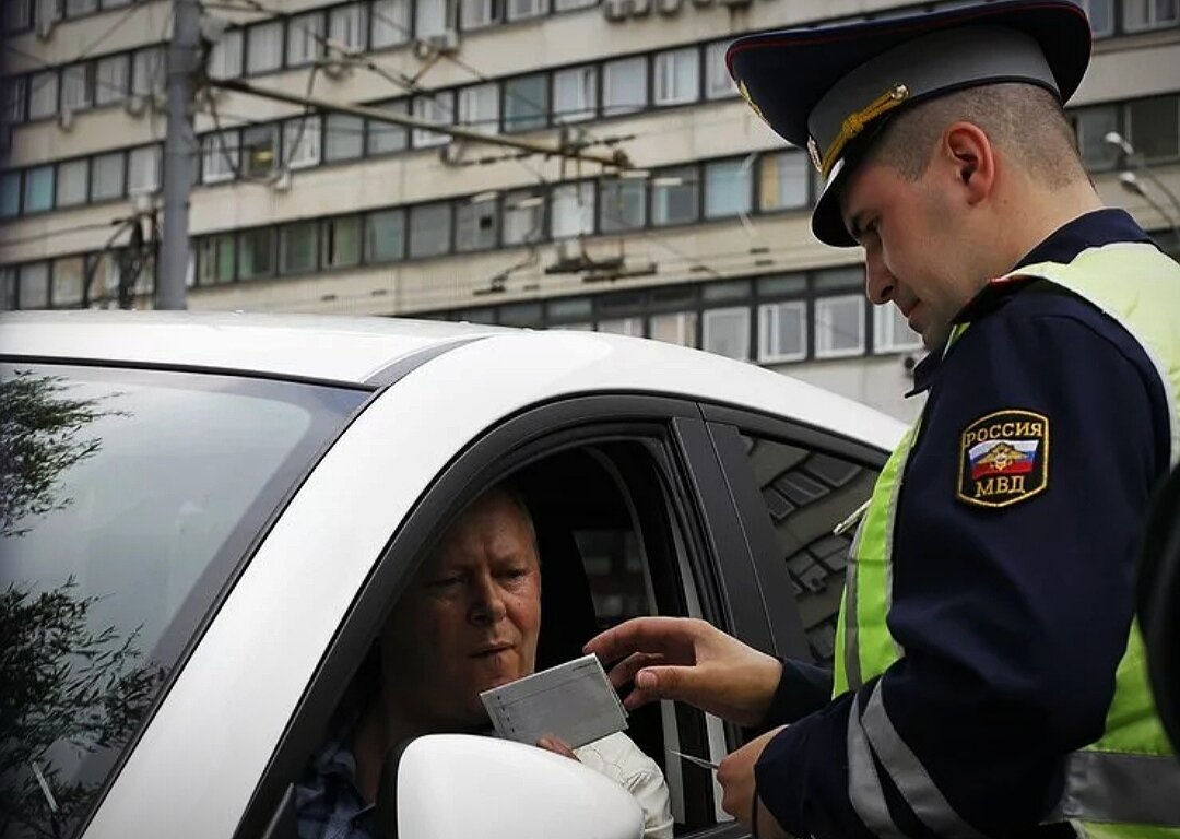 Сотрудник ГИБДД проверяет документы