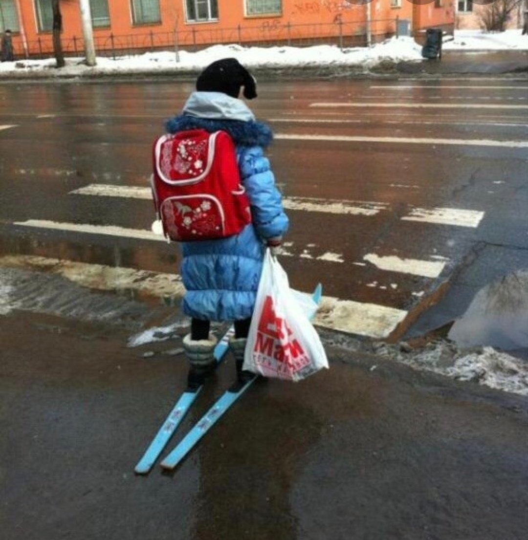 Стою на асфальте я в лыжи обутый