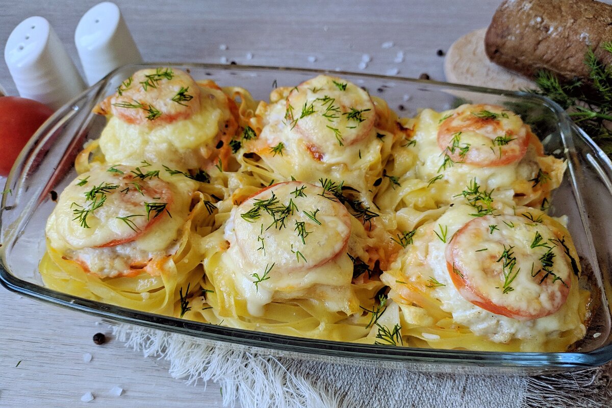 Гнёзда с фаршем. Гнёзда из фарша с сыром и помидорами. Макароны с фаршем и сыром. Макароны гнезда рецепты. Гнезда из макарон с томатной