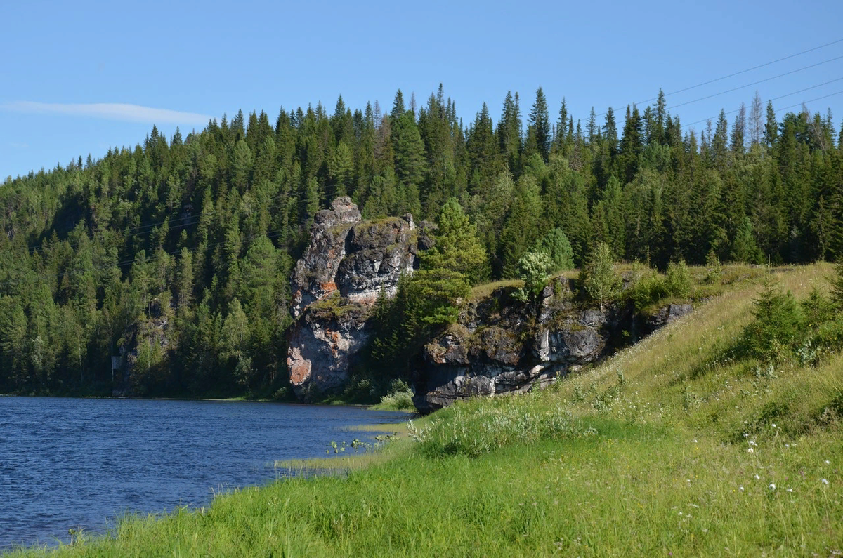 Причудливые скалы, с разных ракурсов разглядываются разные персонажи.