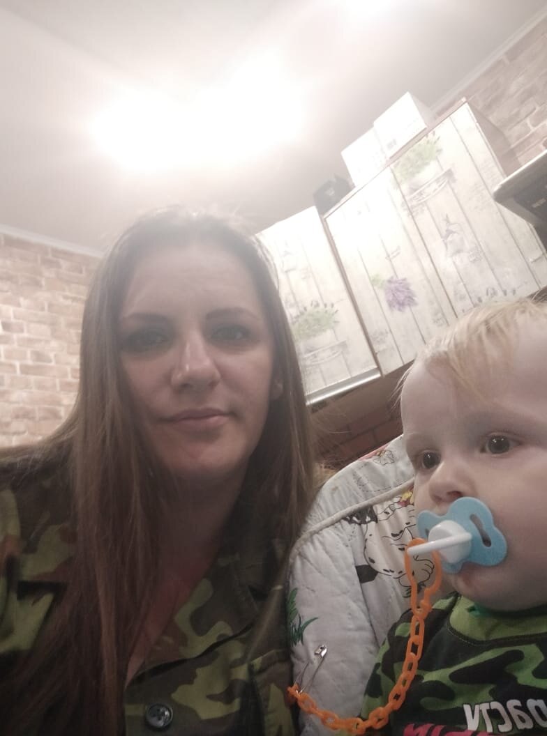 Вырасту военным, красивым, здоровенным - надпись на футболке))) 