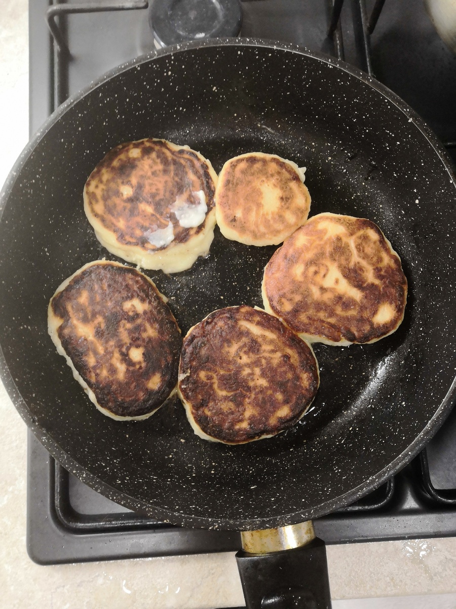 По моему рецепту получилось 8 сырничков