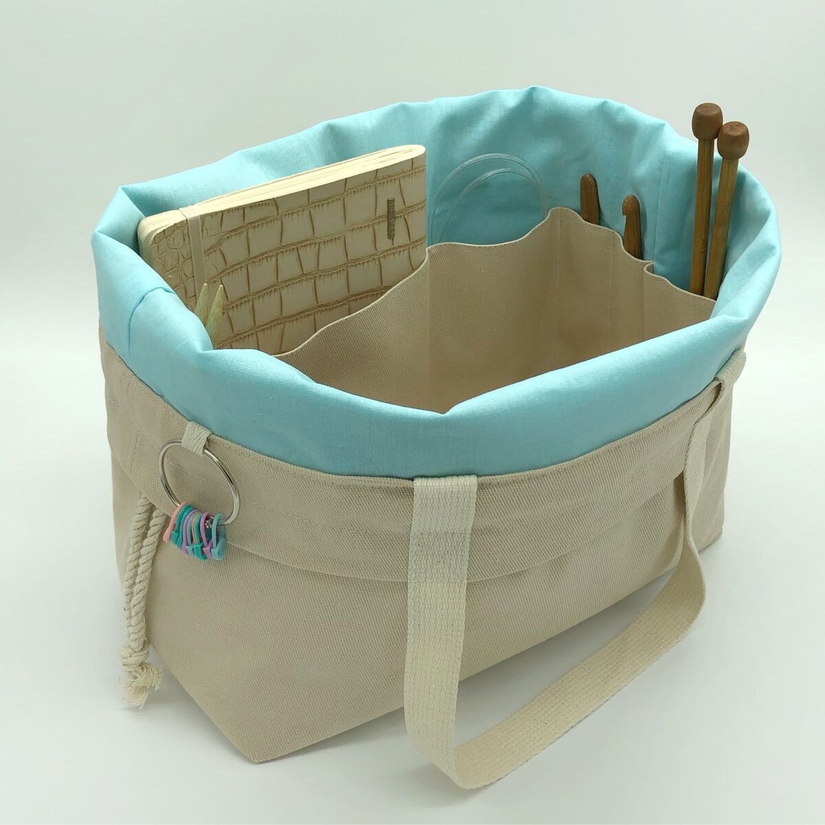 Большая проектная сумка для вязания. Источник: https://www.livemaster.ru/item/35232632-materialy-dlya-tvorchestva-bolshaya-proektnaya-sumka-dlya-vya