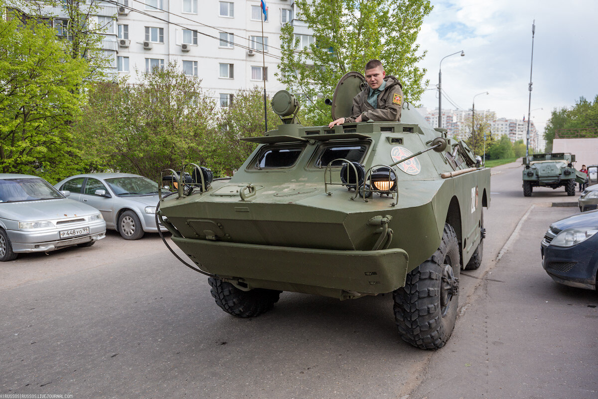 Выгнали из гаража БРДМ-2 и готовимся ехать в колонне.