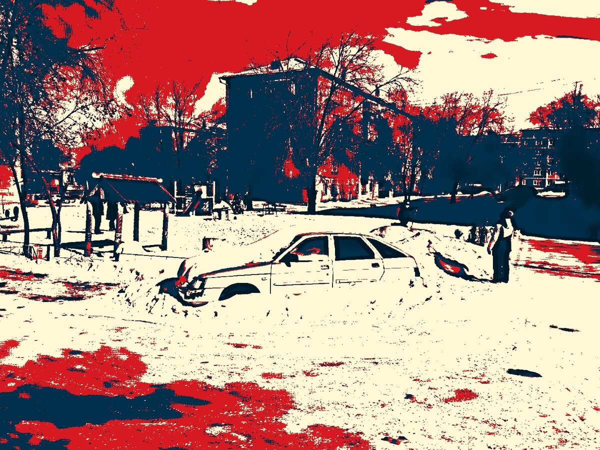 Автомобиль, повреждённый на стоянке во дворе жилого дома