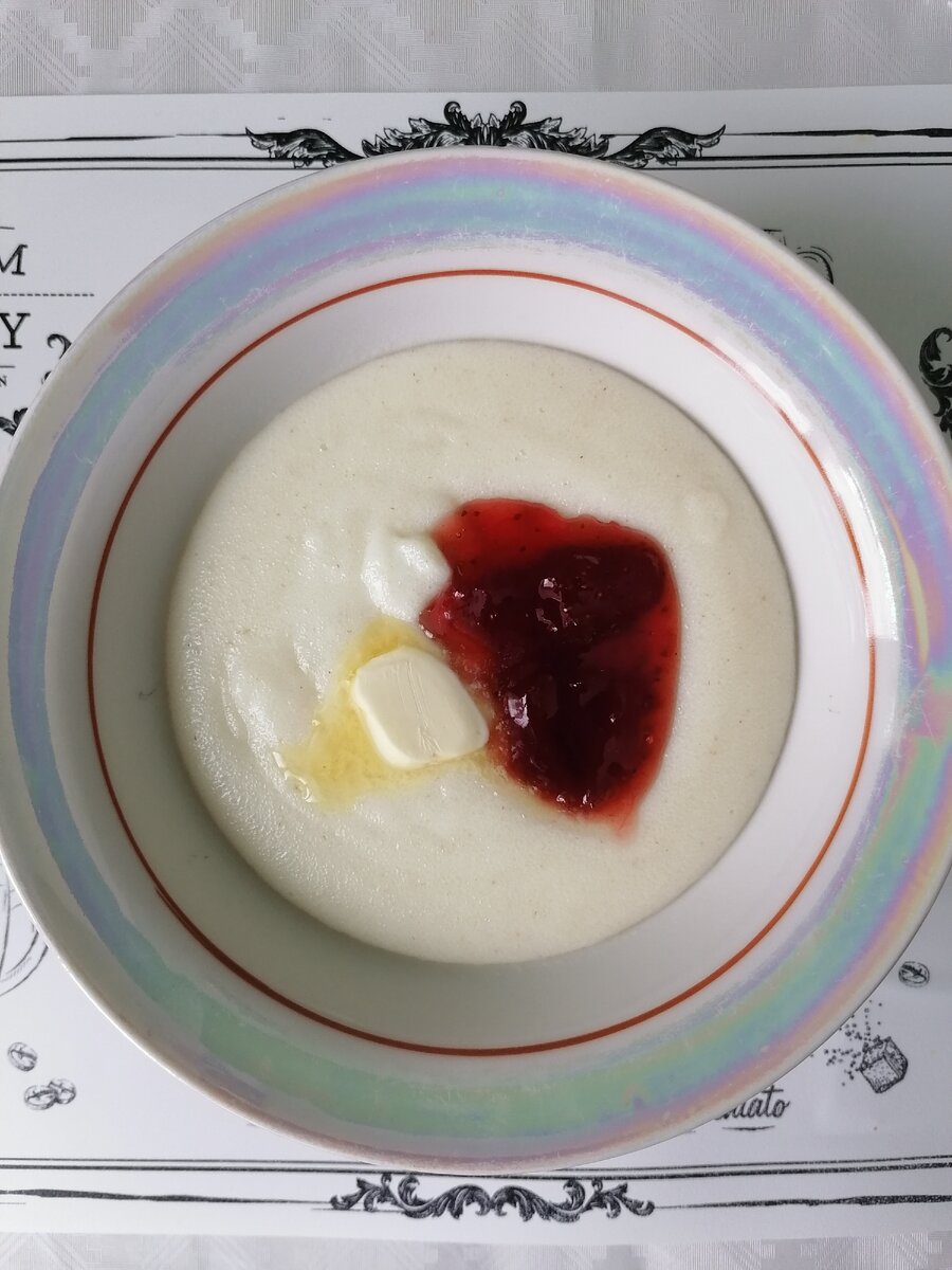 Манная каша со сливочным маслом и вареньем