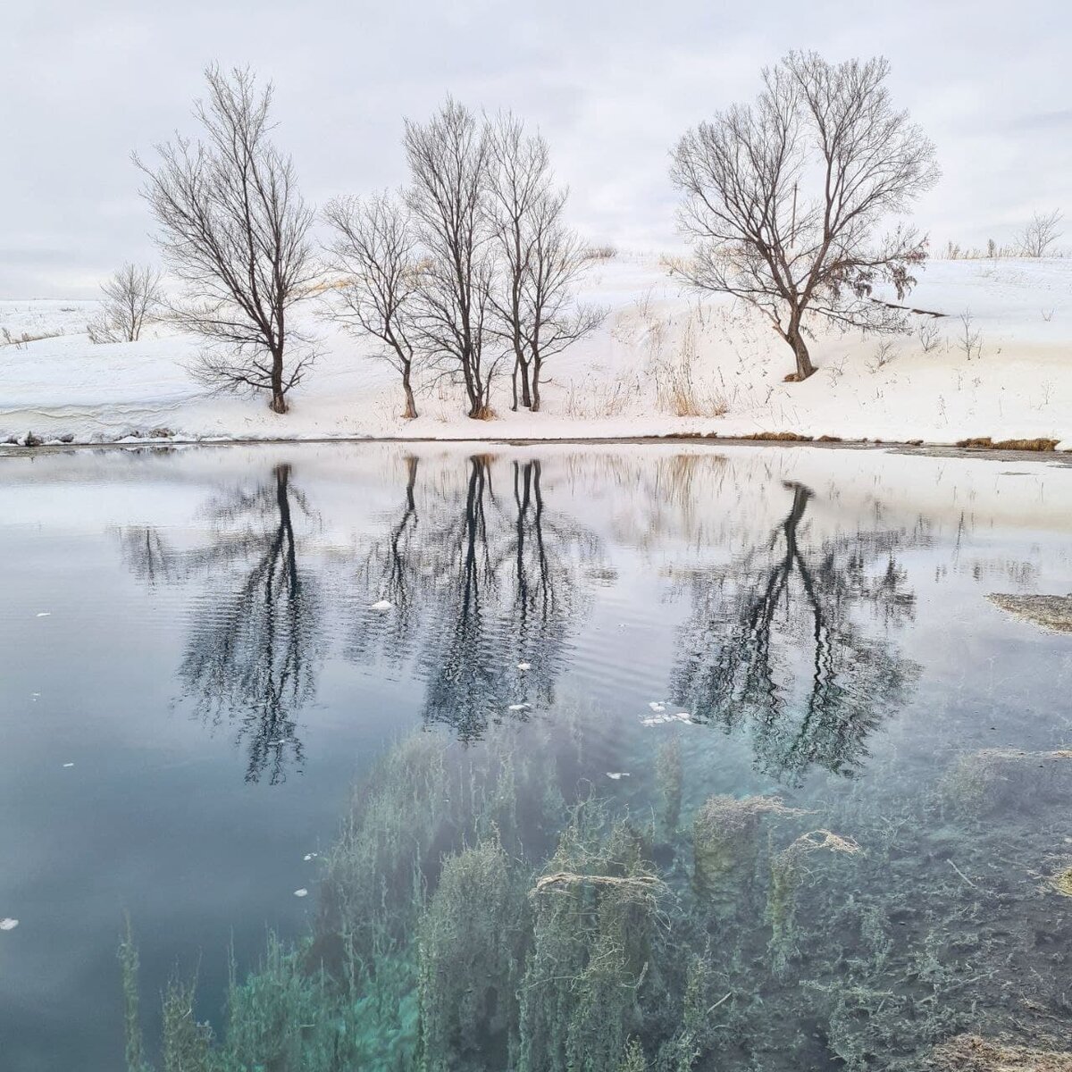 Голубое озеро зимой