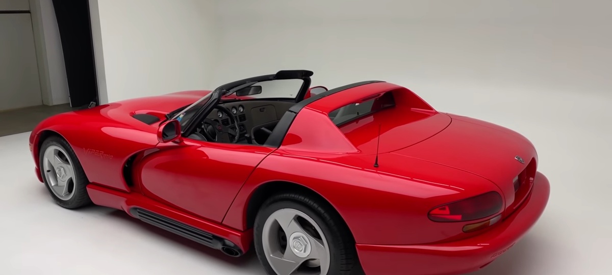 На данном фото 5-й  выпущенный dodge Viper 