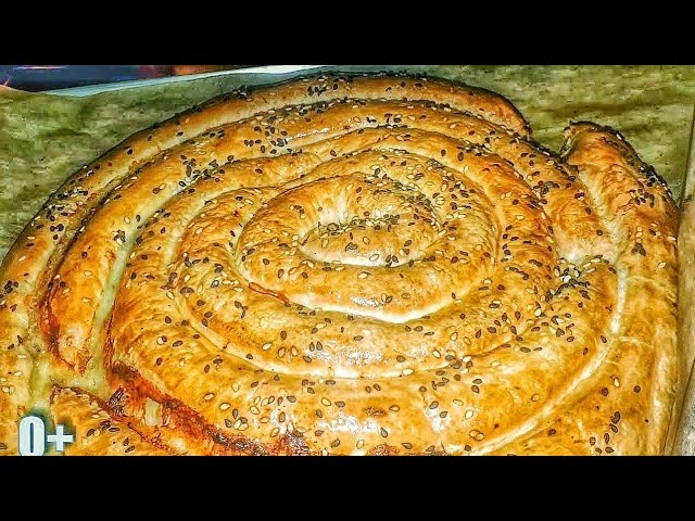 говяжий фарш 500 г
репчатый лук 250г нарезаем маленькими кубиками.

кинза укроп петрушка по вкусу
соль 10 г
Паприка Красная 05 г
 Зира кумин 0,5г
перец черный по вкусу молотый
куриные яйца 1 штук для намазки
слоёное тесто бездрожжевая 500г.

ставлю в духовку на 30 минут 170 градусов.