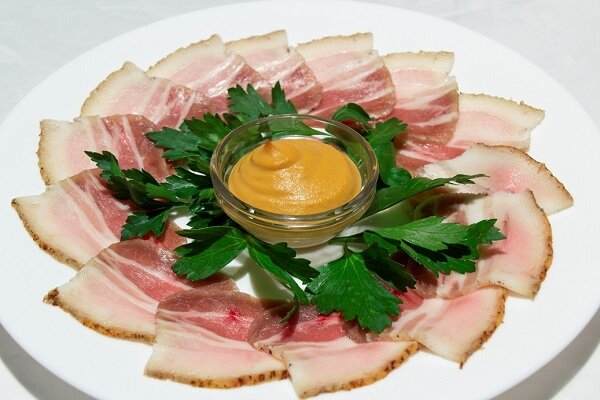 Нарезка из сала - подсолнух. Источник: яндекс картинки.