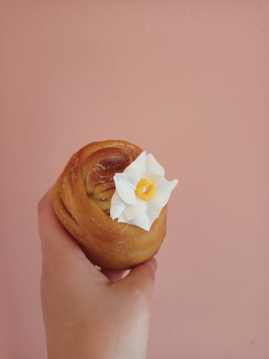 Украшение кулича нарциссом из безе