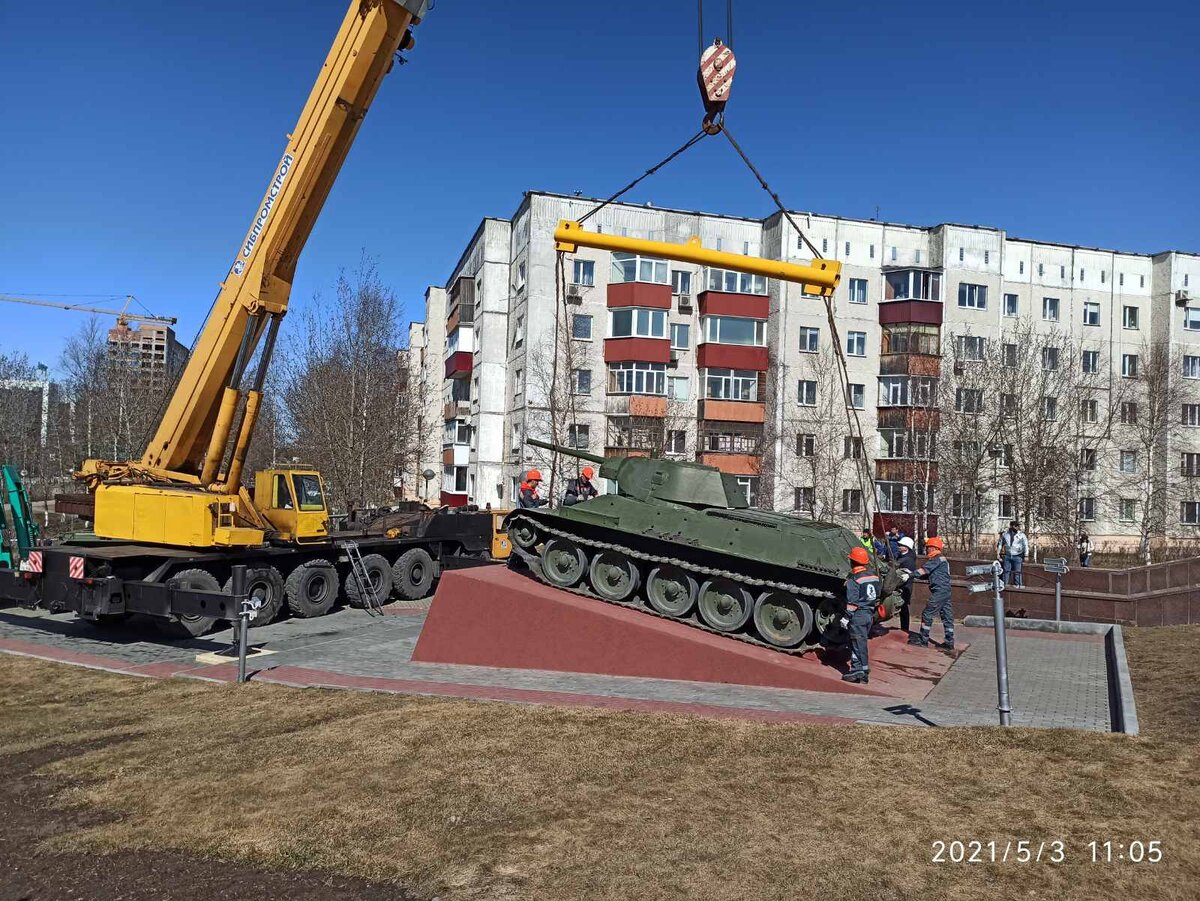 Момент установки Т-34 на постамент