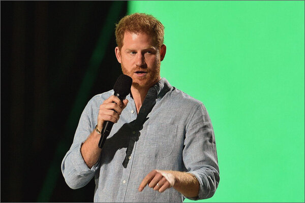 «Принц выходит на сцену в Лос-Анджелесе под аплодисменты и говорит зрителям, что они «классные». Анонс материала о выступлении герцога Сассекского на концерте VAX LIVE в твиттере Daily Mail (https://twitter.com/DailyMailUK)