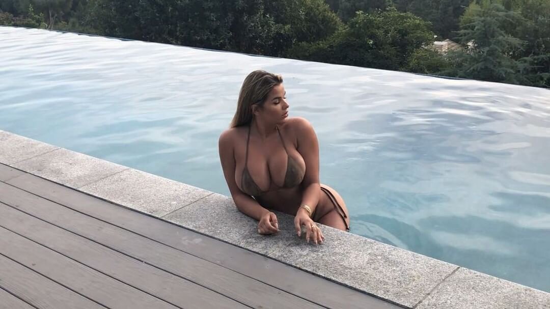 Можно просто понежиться у бассейна