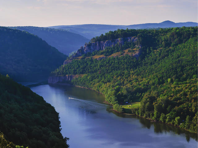 Нугушское водохранилище в узкой его части.