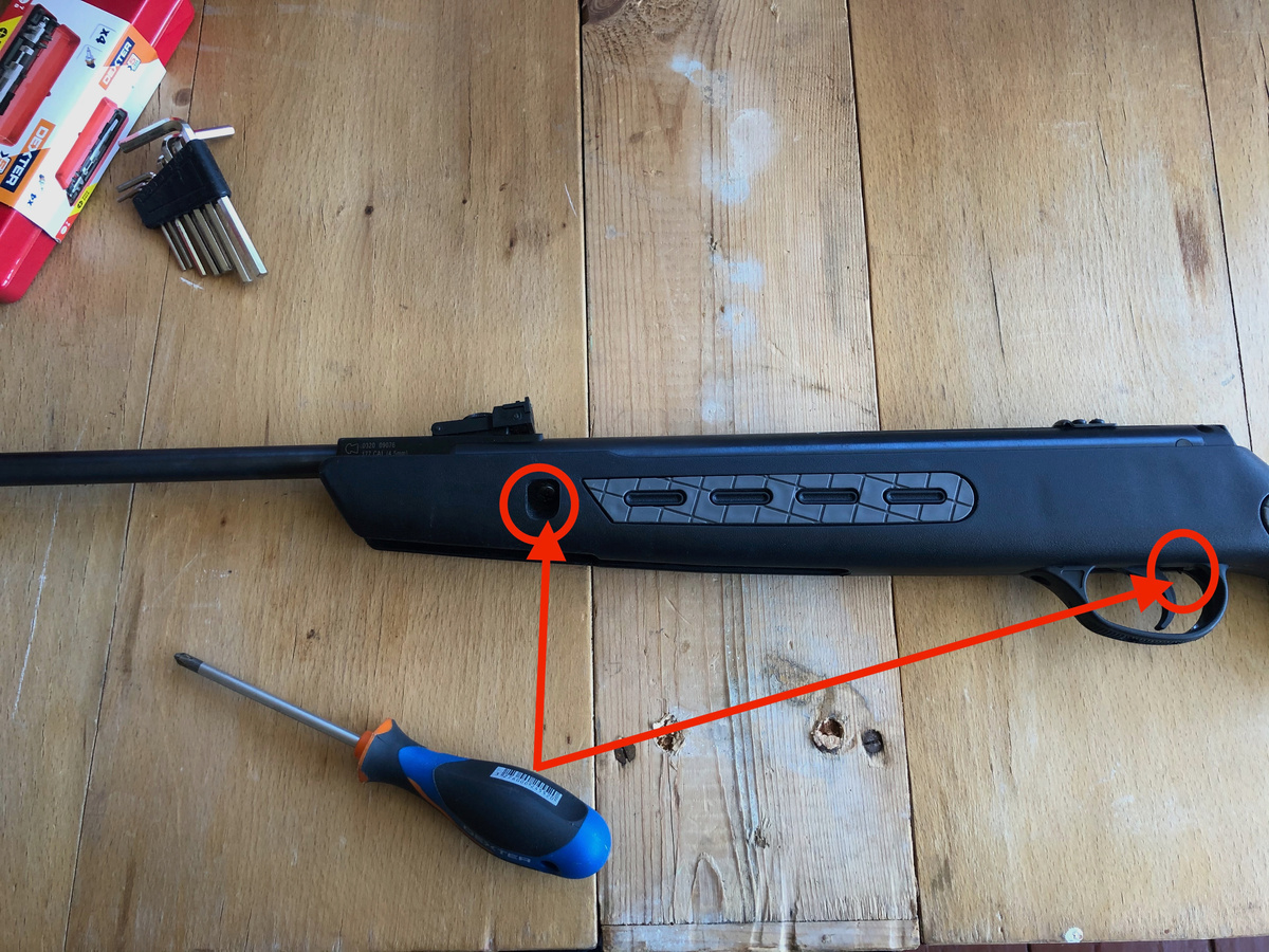 Отвертку лучше взять мощную т.к. болты достаточно мягкие