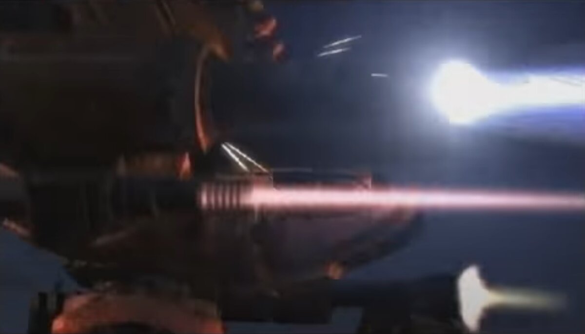 Что-то похожее на описание лазера из книги. Источник - скриншот из вступительного ролика к игре MechWarrior 4.