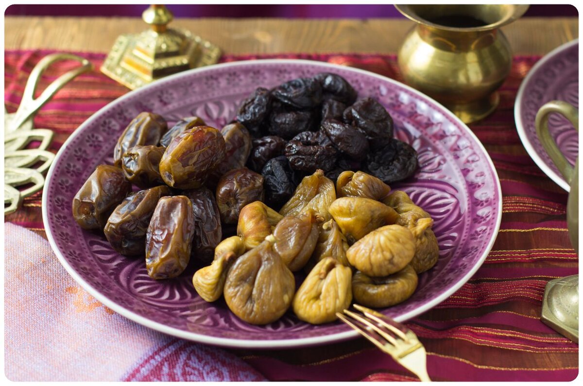 При диабете 2 типа можно есть финики. Финики каждый день. Стол с финиками орехами Марокко. Финики в кулинарии. Фото с финиками с постом.