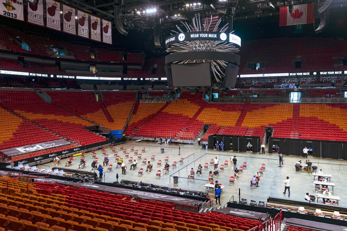 Мероприятие по вакцинации, организованное Miami Heat на арене American Airlines в Майами в апреле.